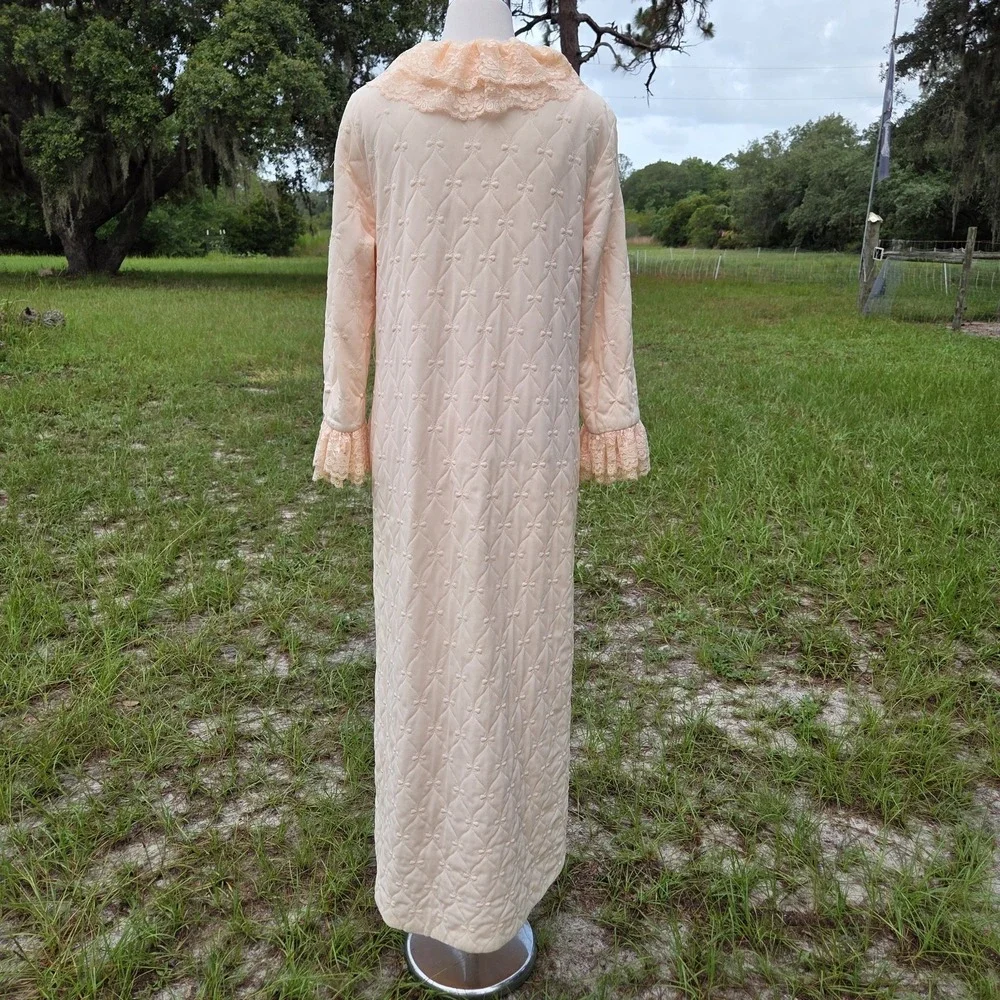 Vanity Fair Vintage 1960s Pink Quilted House Dress Cozy Robe Lace Piping 12